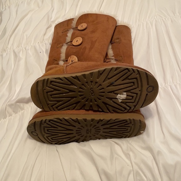 Like new button UGG Boots - Picture 5 of 5